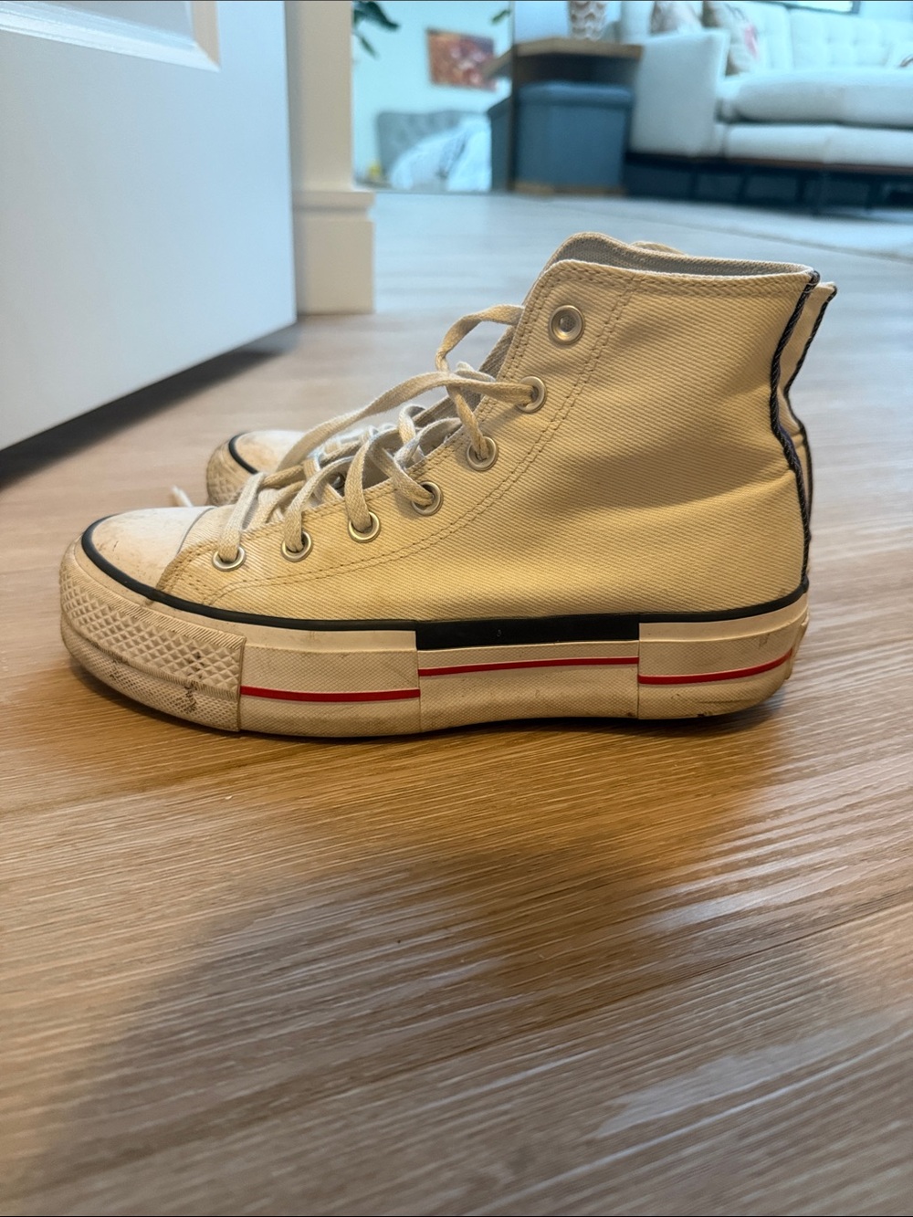 Women’s platform white converse lift. White size 8W